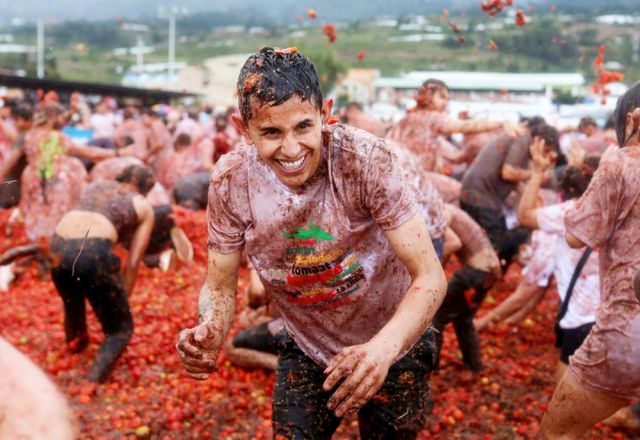 남미에서도 주요 토마토 산지인 콜롬비아가 '토마티나' 축제를 개최했다. 사진은 지난 1일(현지시각) 콜롬비아 수타마르칸에서 열린 토마티나 축제에서 사람들이 식용이 불가능한 토마토를 집어 던지며 '토마토 싸움' 놀이를 즐기고 있는 모습. /사진=로이터