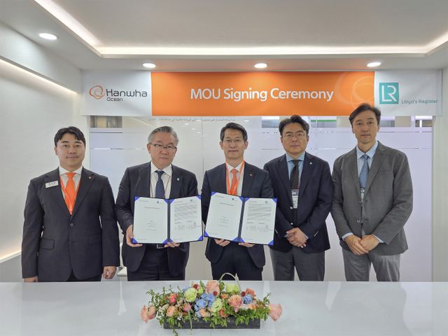 지난달 30일 부산 마덱스 현장에서 정승균 한화오션 특수선해외사업단장 부사장(가운데)과 홍충식 로이드 선급 극동아시아 사업총괄 부사장(왼쪽에서 두번째) 등 양사 관계자들이 해외 함정수출을 위한 전략적 협력 MOU를 체결한 뒤 기념촬영을 하고 있다. /사진=한화오션
