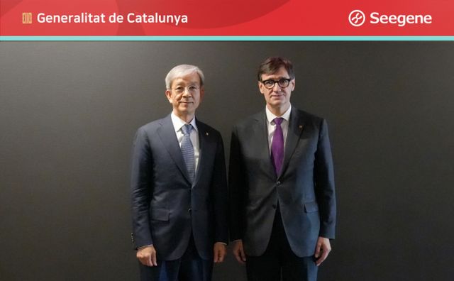  씨젠이 스페인 카탈루냐주와 사업 협력 강화를 논의했다. 천종윤 씨젠 대표(왼쪽)와 살바도르 이야 스페인 카탈루냐 주지사가 지난달 30일 서울 송파구 씨젠 본사에서 만나 기념촬영을 하고 있다. /사진=씨젠