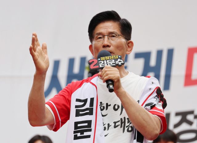 김문수 국민의힘 대선 후보가 2일 오전 제주에서 유권자의 지지를 호소했다. 사진은 전날 서울에서 유세하는 김 후보. /사진=뉴시스(공동취재)