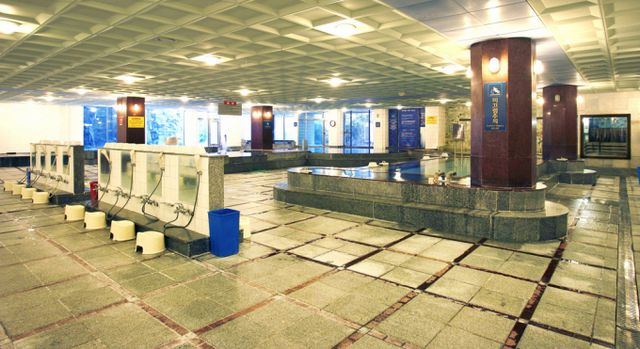 손님 때를 밀며 모은 지인 노후 자금을 가로챈 70대가 1심에 이어 항소심에서도 실형을 선고받았다. 사진은 기사 내용과 무관함. /사진=이미지투데이