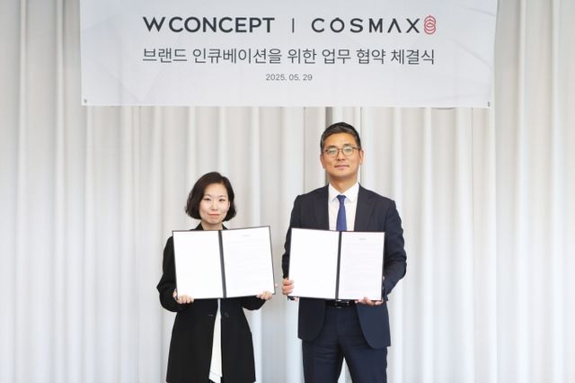패션 플랫폼 W컨셉이 코스맥스와 국내 디자이너 브랜드의 뷰티 사업 확장 지원을 위한 업무협약을 체결했다. 안지수 W컨셉 상품기획담당(왼쪽)과 최재우 코스맥스 국내마케팅본부 부문장이 업무협약 체결 후 기념사진을 촬영하고 있다./사진=W컨셉