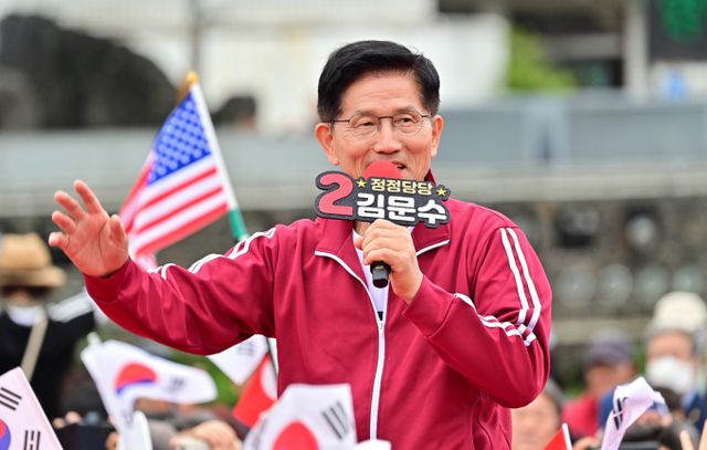 김문수 국민의힘 대선 후보가 2일 오후 부산 유세에서 유권자들의 지지를 호소했다. 사진은 이날 오전 제주에서 유세하는 김 후보. /사진=뉴시스(제주도사진기자회)