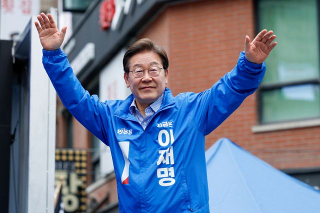 이재명 더불어민주당 대통령 후보가 "민생 경제에 선한 영향을 끼치는 정치를 하겠다"며 "국민의 기본적인 삶을 국가 공동체가 책임지는 '기본사회'를 실현하겠다"고 전했다. 사진은 이재명 더불어민주당 대통령 후보가 제21대 대통령선거를 하루 앞둔 2일 오후 경기 광명시 철산로데오 광장을 찾아 인사하고 있는 모습./사진=뉴스1