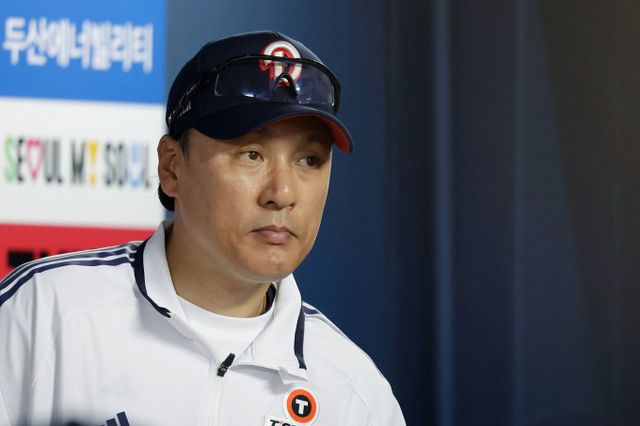 프로야구 두산베어스 이승엽 감독이 자진 사퇴한다고 밝혔다. 사진은 지난달 20일 서울 송파구 잠실야구장에서 열린 2025 KBO리그 SSG 랜더스와 두산 베어스 경기에서 5-3으로 패한 이 감독이 경기장을 나서는 모습. /사진=뉴시스