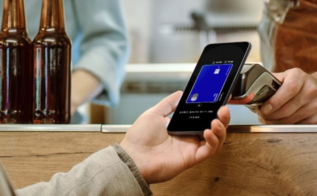 삼성페이로 오프라인 매장에서 결제를 진행하고 있는 모습./사진=삼성전자