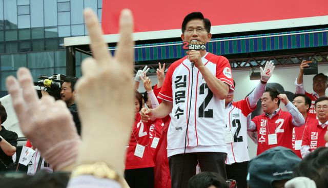 김문수 국민의힘 대선 후보가 2일 오후 대구에서 딸 동주씨와 함께 유세를 진행했다. 사진은 이날 오후 부산 유세를 진행한 김 후보. /사진=뉴시스