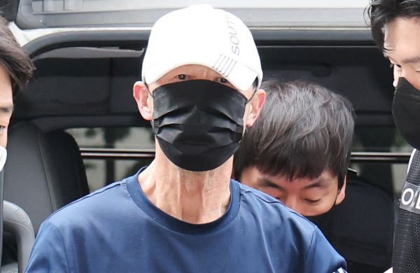 서울지하철 5호선에 불을 지른 60대 남성 원모씨가 피해자들에게 사과는커녕 뻔뻔한 태도를 보였다. 사진은 서울지하철 5호선 열차에서 불을 지른 원모씨가 서울남부지법에서 열린 구속 전 피의자 심문(영장실질심사)에 출석한 모습. /사진=뉴스1