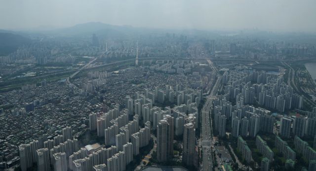 6월 서울 송파구 신천동 '잠실르엘'을 비롯해 전국 2만6407가구가 분양에 나선다. 사진은 지난달 26일 서울 송파구 롯데월드타워 전망대 서울스카이에서 바라본 서울 송파구·강남구 아파트와 주택. /사진=뉴시