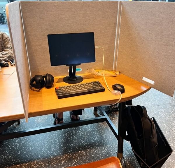 스타벅스 한 매장에 등장한 '외출 빌런'이 목격돼 온라인을 뜨겁게 달구고 있다. 사진은 스타벅스 매장에 가림막 등이 설치된 모습. /사진=온라인 커뮤니티 캡처