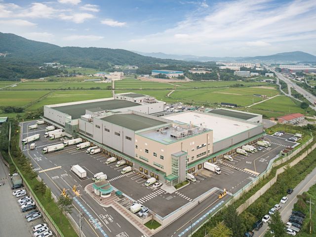 풀무원푸드머스는 최근 발생한 집단 식중독 사건과 관련해 홈페이지 공지 게시판에 천영훈 대표이사 명의의 사과문을 게재했다. 사진은 풀무원푸드머스 양지 물류센터. /사진=풀무원푸드머스