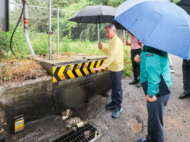 인천 계양구가 집중호우로 침수된 지하차도 등 저지대 긴급 통제에 나서며 안전사고를 대응에 나섰다. 사진은 윤환 계양구청장이 취약지역 점검에 나선 모습. /사진=뉴시스