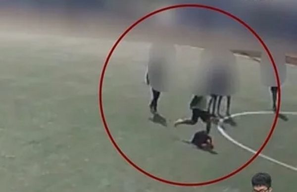 여수의 한 중학교에서 심각한 학교 폭력 사건이 발생했다. 사진은 운동장에서 동급생을 무차별 폭행하는 중학생의 모습. /사진=KBC광주방송 캡처