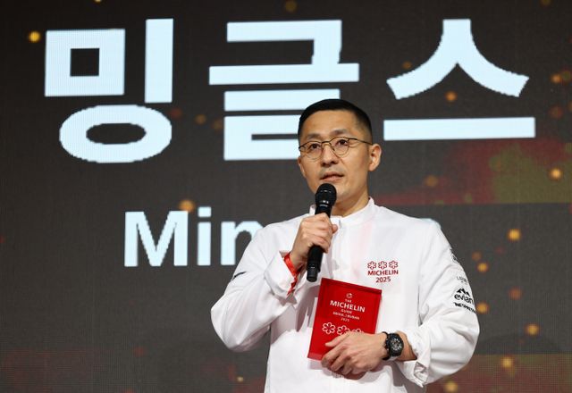 서울 강남 한식당 '밍글스'가 '세계 최고 레스토랑 50곳' 29위를 기록했다. 사진은 지난 2월26일 서울 중구 웨스틴조선호텔에서 열린 미쉐린 가이드 서울 & 부산 2025년 셀렉션 공개 행사에서 미쉐린 3스타로 승급된 한식당 밍글스의 강민구 셰프가 소감을 전하는 모습. /사진=뉴시스