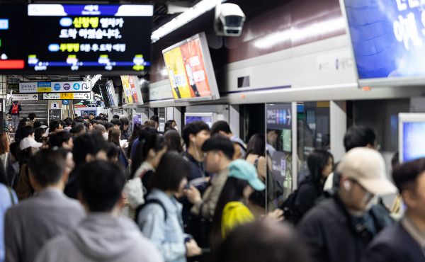 서울 지하철에서 냉난방 민원 전쟁이 벌어지고 있다. 사진은 지난달 7일 서울 중구 지하철 서울역에서 승객들이 탑승 및 하차하고 있는 모습. /사진=뉴스1