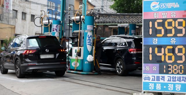 16일 서울 시내 한 주유소에 유가 정보가 표시된 모습. /사진=뉴시스