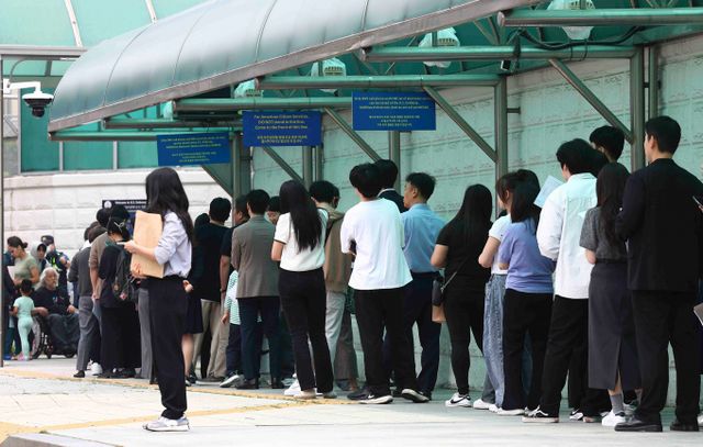 주한 미국대사관이 한국 내 유학생 비자 인터뷰 신청 접수를 재개했다. 다만 신청자 SNS 관련 검토가 강화돼 주의가 필요하다. 사진은 지난달 28일 서울 종로구 주한 미국대사관 앞에 시민들이 미국 비자심사를 받기 위해 줄 선 모습. /사진=뉴시스