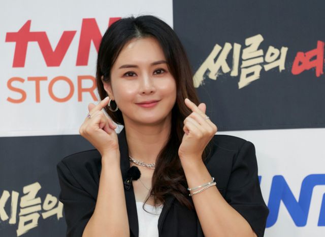 배우 최정윤이 청담동 며느리 카더라에 대해 해명했다. 사진은 지난 2022년 온라인으로 진행된 tvN STORY·ENA채널 '씨름의 여왕' 제작발표회에 참석한 배우 최정. /사진= tvN STORY 제공