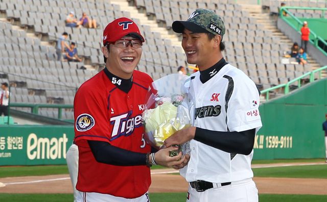 동값내기 좌완 투수 김광현과 양현종이 선발 맞대결을 펼친다. 사진은 2015년 9월21일 김광현(오른쪽)의 100탈삼진 달성을 축하하는 양현종의 모습. /사진=뉴스1