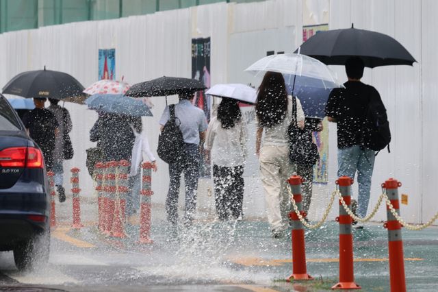서울시는 호우주의보 대비를 위해 비상근무 1단계를 발령했다. 사진은 20일 서울 종로구청 인근에서 시민들이 우산을 쓰고 출근하는 모습. /사진=뉴시스