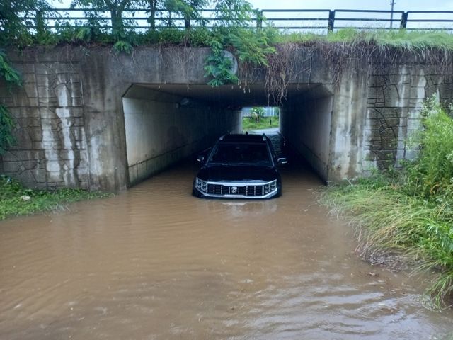 경기북부지역에 집중 호우로 인한 차량 침수 등 피해가 속출했다. 사진은 20일 오전 5시47분쯤 경기 고양시 대화동 지하터널에 차량이 침수된 모습. /사진=뉴시스(경기북부소방재난본부 제공) 