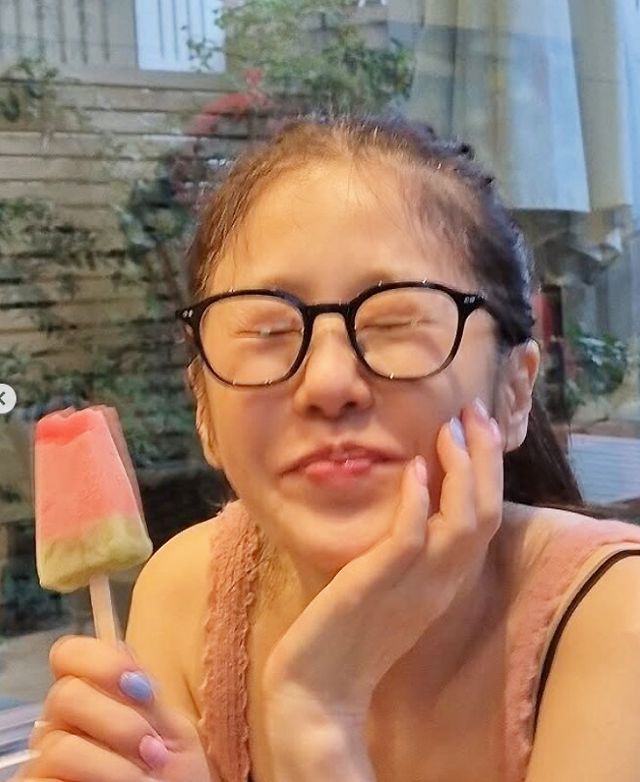 배우 고현정이 지난 19일 동안 미모를 과시하며 근황을 알렸다. 사진은 배우 고현정이 아이스크림을 손에 쥐고 눈을 질끈 감은 모습. /사진=고현정 인스타그램 캡처