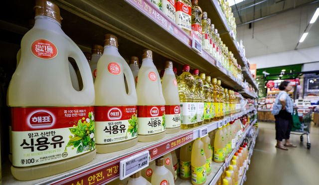 이스라엘과 이란의 교전 장기화, 미국 환경보호청(EPA)이 바이오연료 혼합 양 증가 발표로 인해 팜유와 대두유 가격도 상승세다. 사진은 지난해 8월13일 서울시 한 대형마트에 식용유가 진열된 모습. /사진=뉴시스