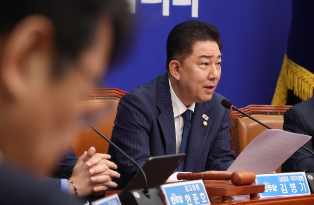 더불어민주당이 윤석열 전 대통령과 김용현 전 국방부 장관의 재구속을 강조했다. 사진은 20일 오전 서울 여의도 국회에서 열린 최고위원회의 중 발언하는 김병기 원내대표. /사진=뉴시스