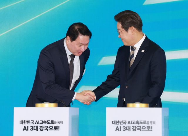 이재명 대통령이 20일 울산전시컨벤션센터에서 열린 울산 AI데이터센터 출범식에서 세리머니를 한 뒤 최태원 SK그룹 회장과 악수하고 있다. / 사진=뉴시스 고범준 기자 /사진=고범준