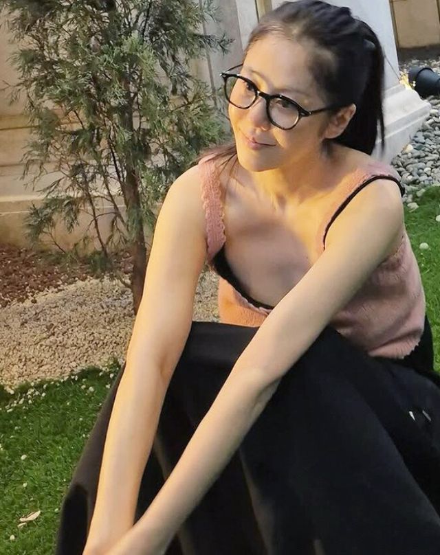 배우 고현정이 지난 19일 동안 미모를 과시하며 근황을 알렸다. 사진은 배우 고현정이 검은색 원피스 분혹색 니트 민소매를 입은 모습. /사진=고현정 인스타그램 캡처