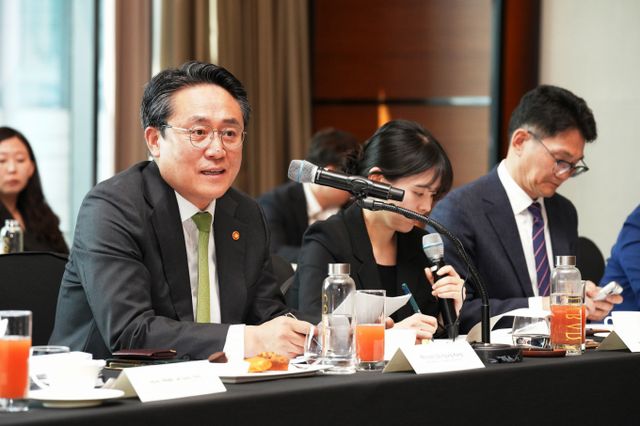 이재명 대통령의 대선 공약인 해양수산부 부산 이전을 위한 로드맵이 나왔다. 사진은 강도형 해양수산부 장관이 질문에 답변하는 모습. /사진=뉴스1