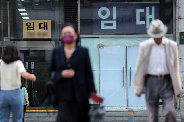 정부가 장기 연체채권 채무조정을 실시하고 143만명의 소상공인·자영업자 채무조정을 위한 새출발기금을 대폭 확대한다. 사진은 서울 종로구의 한 건물 입구에 임대 플래카드가 붙어있는 모습. /사진=뉴스1