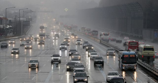 장맛비 소식에 전국 고속도로 통행량이 평소보다 줄어들 전망이다. 사진은 최근 경부고속도로 서울요금소 인근 모습. /사진=뉴시스