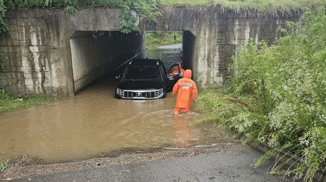 전국 곳곳에서 장맛비로 인한 피해가 속출했다. 사진은 경기 일산시 대화동의 한 지하터널에서 발생한 자동차 침수 사고 현장. /사진=뉴시스(경기도소방재난본부)