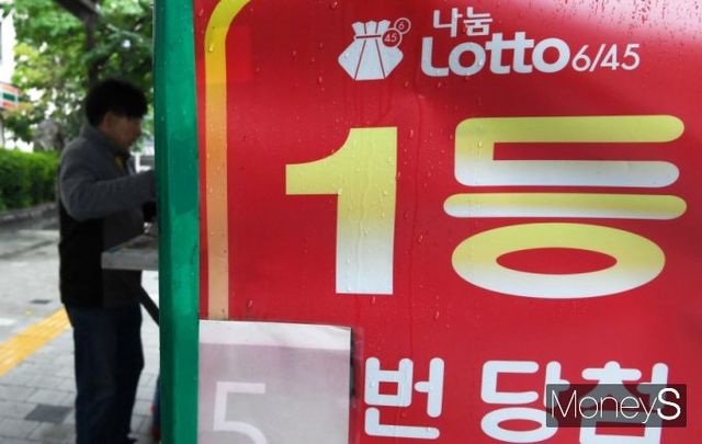 동행복권이 21일 추첨한 제1177회 로또 1등 당첨번호는 3·7·15·16·19·43, 보너스 번호는 21이다. /사진=장동규 기자
