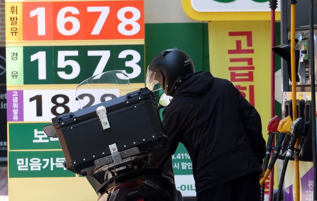 도널드 트럼프 미국 대통령이 이란 핵 시설을 전격 타격하면서 중동 정세가 급속히 격화되는 가운데 국내 산업계에도 위기감이 번지고 있다. 사진은 22일 서울 서대문구 한 주유소에서 한 시민이 주유를 하고있는 모습. /사진=뉴스1