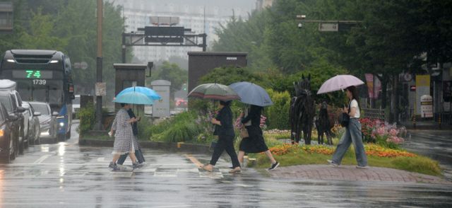 22일 오전 3시 전국에 발효됐던 호우 특보가 모두 해제됐다. 사진은 지난 21일 전북 전주시 백제대로를 지나는 시민들의 모습. /사진=뉴시스