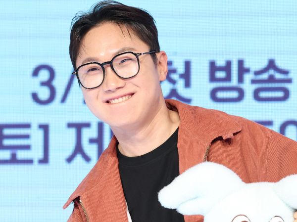 빠니보틀이 열애 사실을 고백했다. 사진은 여행 크리에이터 빠니보틀이 지난 3월20일 서울 마포구 쇼킹케이팝센터에서 열린 ENA ‘지구마불 세계여행3’ 제작발표회에 참석해 인사말을 하고 있는 모습. /사진=뉴스1