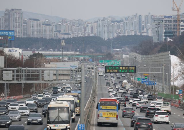  22일은 전국이 대부분 화창해 평소보다 고속도로 교통이 원활할 전망이다. 사진은 올 초 경기 오산시 경부고속도로 오산IC 인근 상하행선의 교통량이 많은 모습. /사진=뉴스1