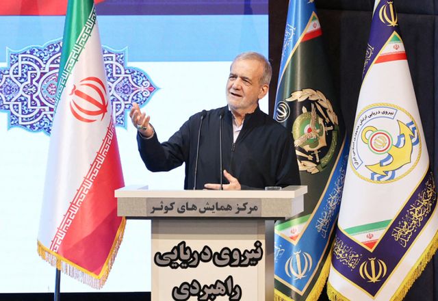 마수드 페제시키안 이란 대통령이 지난 22일(이하 현지시각) 미국의 이란 핵시설 공습에 대해 "침략에 따른 응분의 보복을 받게 될 것"이라고 압박했다.사진은 지난달 17일 마수드 페제시키안 이란 대통령이 이란 테헤란에서 열린 이란 해군과의 회의에서 연설하고 있는 모습. /사진=로이터