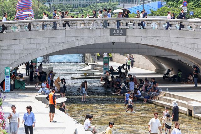 월요일인 23일 낮 기온이 30도 안팎으로 오를 전망이다. 사진은 지난 19일 서울 중구 청계천에서 시민들이 더위를 식히는 모습. /사진=뉴스1