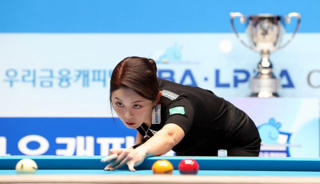 김가영이 차유람을 꺾고 LPBA 최초 8연속 우승에 성공했다. 사진은 경기 고양 킨텍스 PBA스타디움에서 열린 우리금융캐피탈 PBA-LPBA 챔피언십 2025 LPBA 투어 결승전에서 스트로크 하는 김가영. /사진=PBA