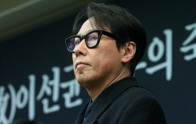  가수 겸 프로듀서 윤종신이 오랜만에 찾아온 크론병 복통을 언급하며 팬들의 걱정을 자아냈다. 사진은 지난해 1월 서울 중구 프레스센터에서 진행된 '고 이선균 배우의 죽음을 마주하는 문화예술인들의 요구'에 참석한 배우 윤종신. /사진=스타뉴스