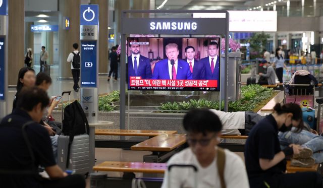 도널드 트럼프 미국 행정부가 21일(현지시각) 이란 주요 핵 시설에 대한 공격을 단행한 가운데 주요 외신들은 이란의 보복 가능성을 전망하고 있다. 사진은 22일 인천국제공항 입국장에 설치된 TV 화면에서 보이는 미국의 이란 핵시설 공습 관련 트럼프 미국 대통령 대국민 담화 뉴스. /사진=뉴시스