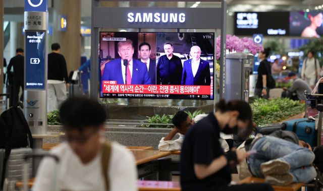 미국의 핵시설 타격에 맞서 이란이 이스라엘 미사일 공격으로 응수하면서 국내 산업계에 미칠 여파에 관심이 쏠리고 있다.사진은 지난 22일 인천국제공항 입국장에 설치된 TV 화면에서 미국의 이란 핵시설 공습 관련 트럼프 미국 대통령 대국민 담화 뉴스가 방송된 모습. /사진=뉴시스