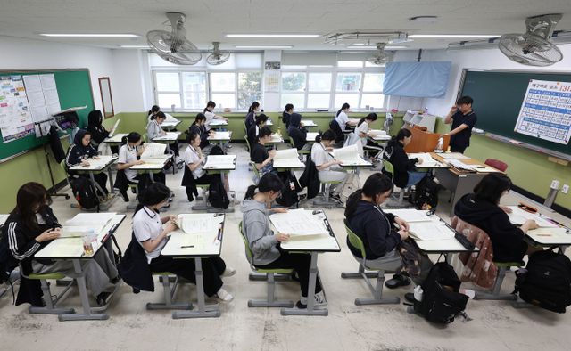 부산에서 같은 고등학교 여고생 3명이 함께 숨진 가운데 현장 유서에는 학업 스트레스 등의 내용이 담겨 있던 것으로 전해졌다. 사진은 지난 4일 오전 대구 수성구의 한 고등학교 학생들이 6월 모의고사를 준비하는 모습이며 기사와 무관함. /사진=뉴스1