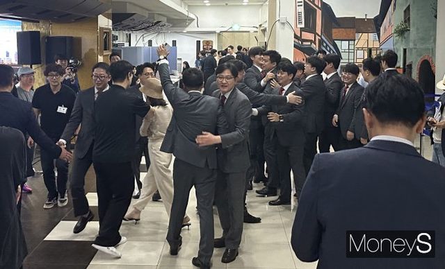 사진은 시공사 선정 결과 발표 이후 환호하는 HDC현대산업개발 관계자 모습. /사진=장동규 기자