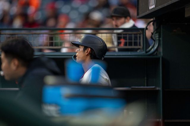 6월 들어 타격 부진에 빠진 이정후(27·샌프란시스코 자이언츠)가 벤치에서 경기를 바라봤다. 사진은 지난 5월(현지시각) 미국 캘리포니아주 샌프란시스코. 샌프란시스코 자이언츠의 중견수 이정후(51)가 오라클 파크에서 열린 애리조나 다이아몬드백스와의 4회말 타석에 서기 전 더그아웃에서 경기를 지켜보고 있는 모습. /사진=로이터