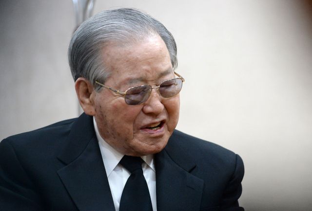 김종필 전 국무총리가 2018년 6월23일 92세로 눈을 감았다. 사진은 김 전 총리가 2015년 11월22일 서울 종로구 서울대병원 장례식장에 마련된 고(故) 김영삼 전 대통령 빈소에서 조문한 후 슬퍼하는 모습. /사진=머니투데이(사진공동취재단)