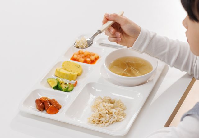 급식을 몰래 먹으려고 중학교에 들어간 20대 졸업생 등 3명이 항소심에서도 징역형을 선고받았다. /자료사진=클립아트코리아